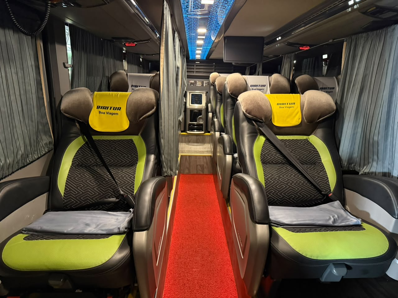 Poltronas leito do ônibus vistas pelo corredor central