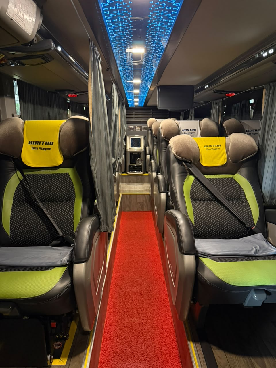 Interior do ônibus com poltronas leito